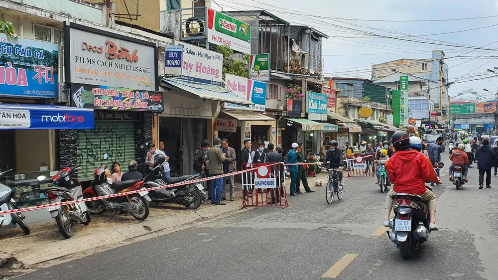 Sạt lở nền đất, di dời khẩn cấp 4 hộ dân giữa trung tâm Đà Lạt