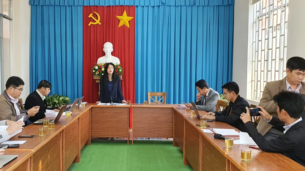 Quang cảnh cuộc họp thông tin đình chỉ 2 chủ tịch phường, sáng 30-3. Ảnh: ĐOÀN KIÊN