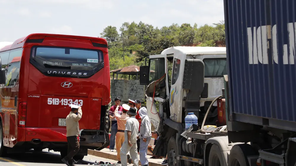 Xe container va chạm xe khách khiến Quốc lộ 20 ùn tắc kéo dài