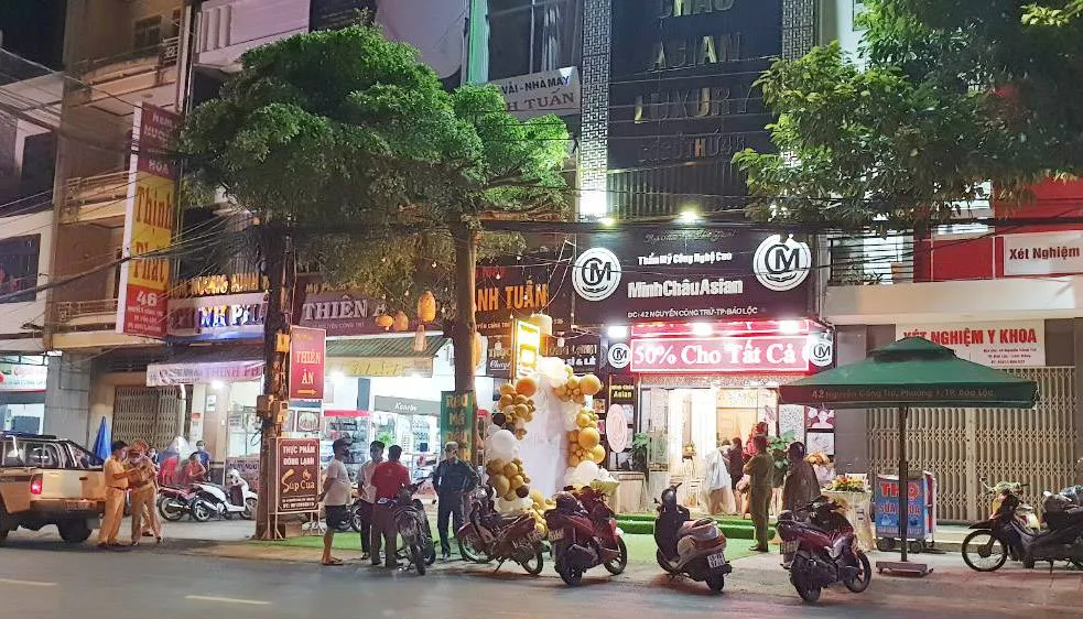 Cách ly, theo dõi 8 trường hợp liên quan thẩm mỹ viện khai trương giữa mùa dịch
