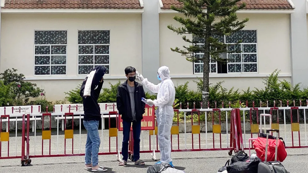 Phạt tiền người đi cách ly “giùm” và người trốn cách ly