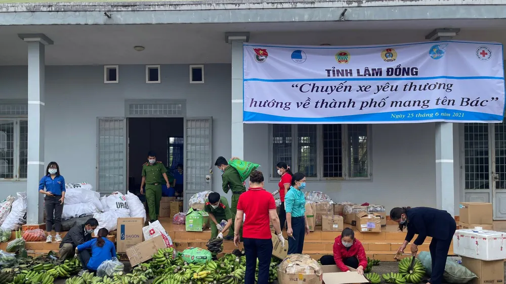 Lâm Đồng tiếp tục gửi nhiều “chuyến xe yêu thương” tiếp sức TPHCM phòng chống dịch Covid-19