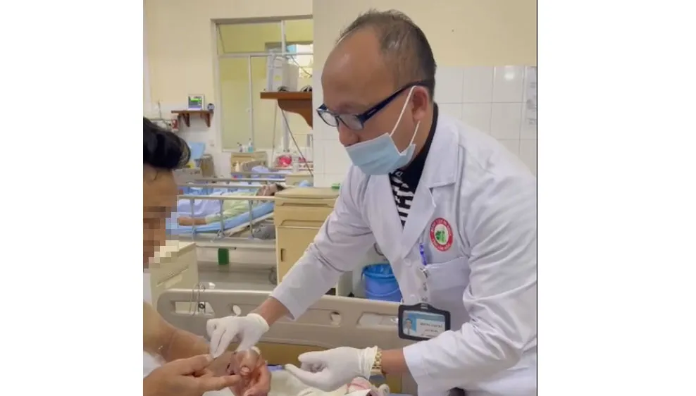 Nối thành công bàn tay bị máy xẻ gỗ cắt lìa
