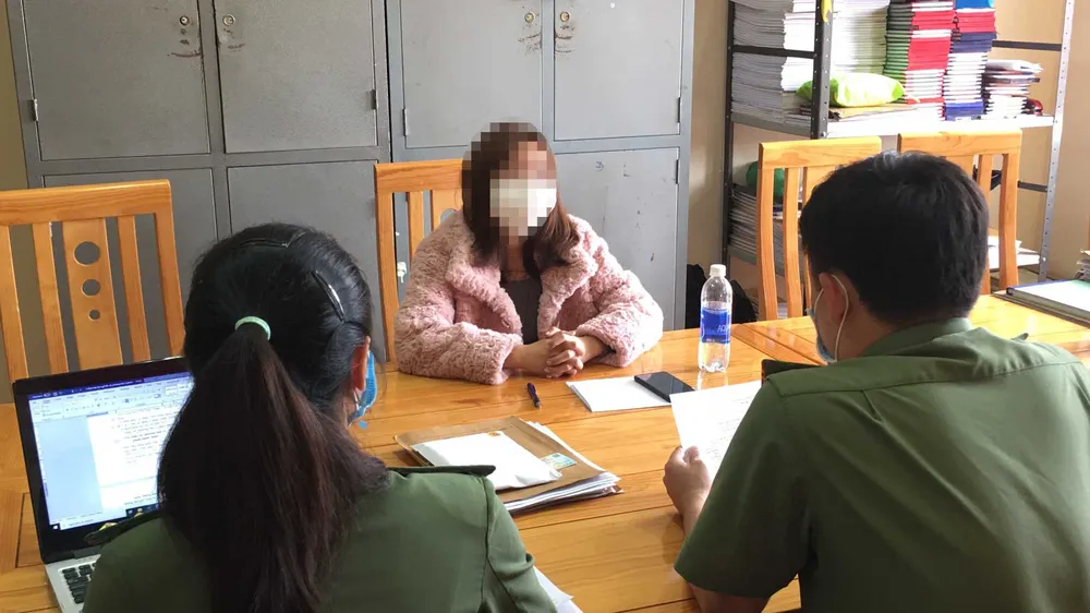 Phạt một phụ nữ 7,5 triệu đồng vì giới thiệu “nước 7 màu” chữa Covid-19
