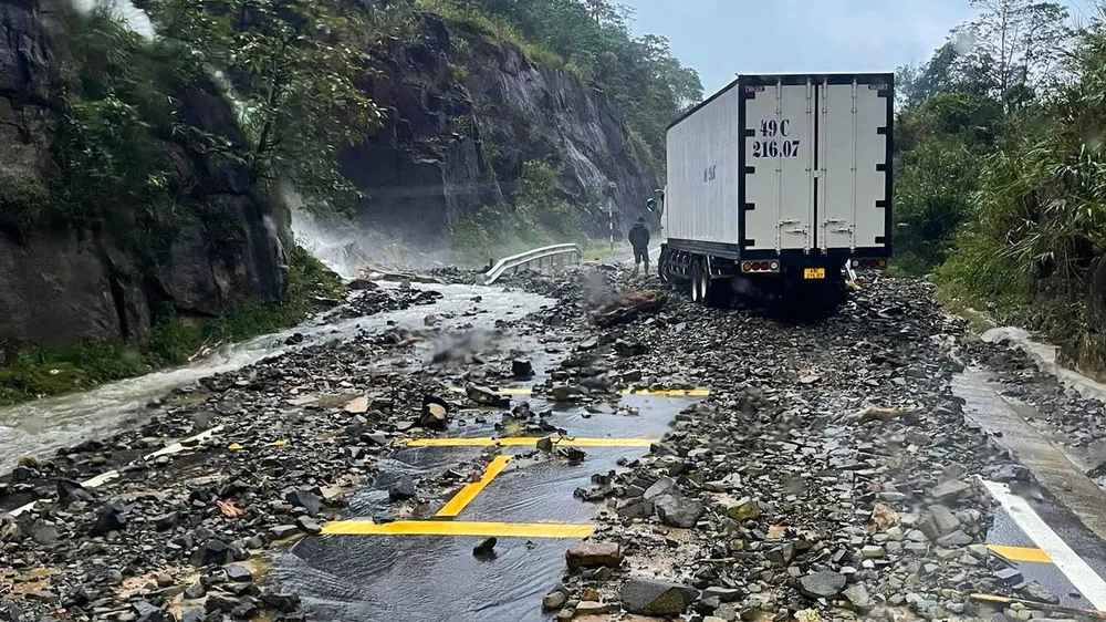 Đèo Khánh Lê nối Đà Lạt – Nha Trang tiếp tục bị sạt lở, nhiều xe buộc quay đầu