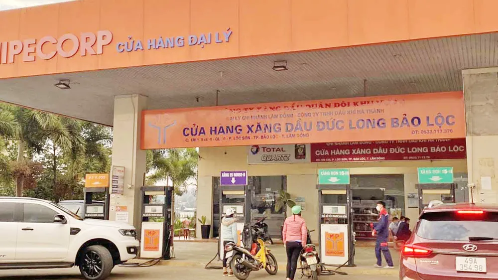 Bán xăng “nhỏ giọt” trước giờ tăng giá, một cây xăng bị phạt 15 triệu đồng