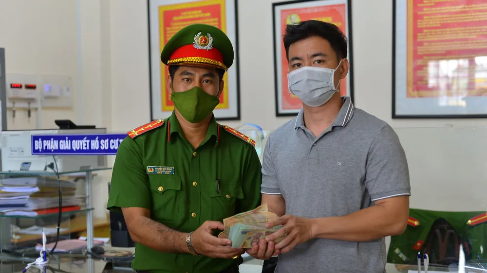 Cán bộ công an trả lại 300 triệu đồng cho người bỏ quên trên phố