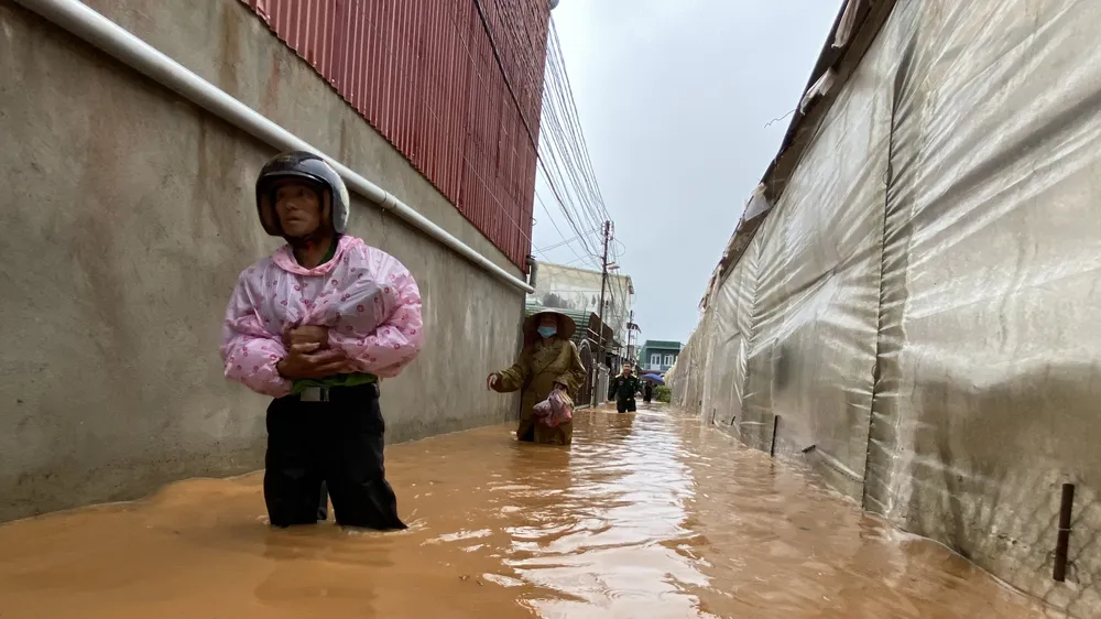 Nhiều nhà dân ở Đà Lạt bị ngập sau trận mưa lớn