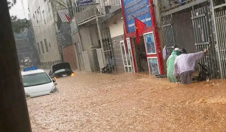 Đà Lạt: Nhiều tuyến phố ngập nặng sau mưa lớn