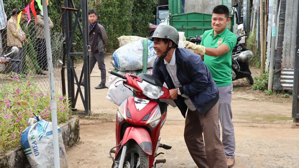 Nông dân Đà Lạt đổi vỏ thuốc bảo vệ thực vật lấy quà