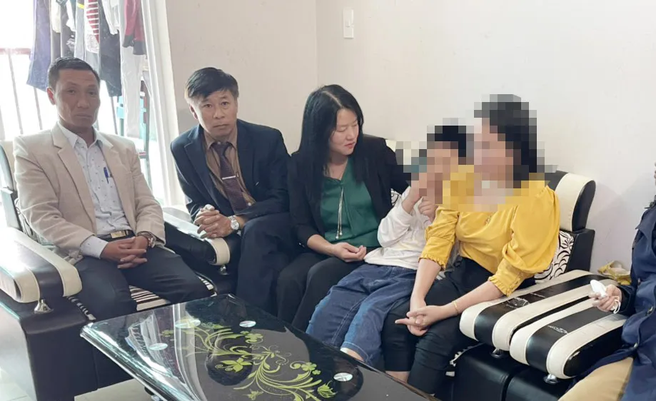 TP Đà Lạt thăm, động viên cháu bé bị bố dùng dây lưng bạo hành, lôi ra đường