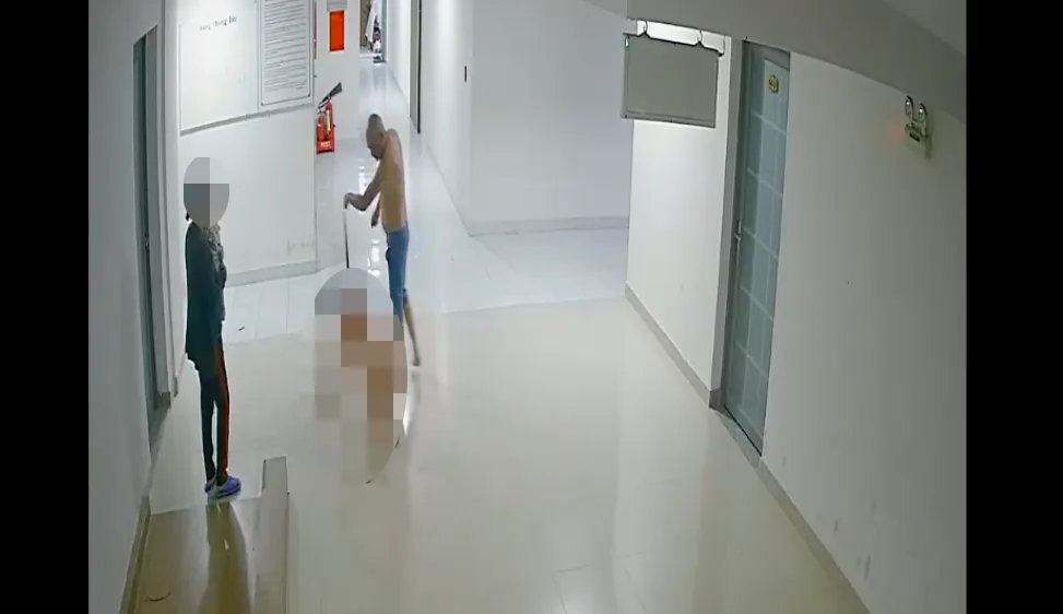 Khởi tố, bắt tạm giam 3 tháng người cha dùng dây lưng bạo hành con, lôi ra đường