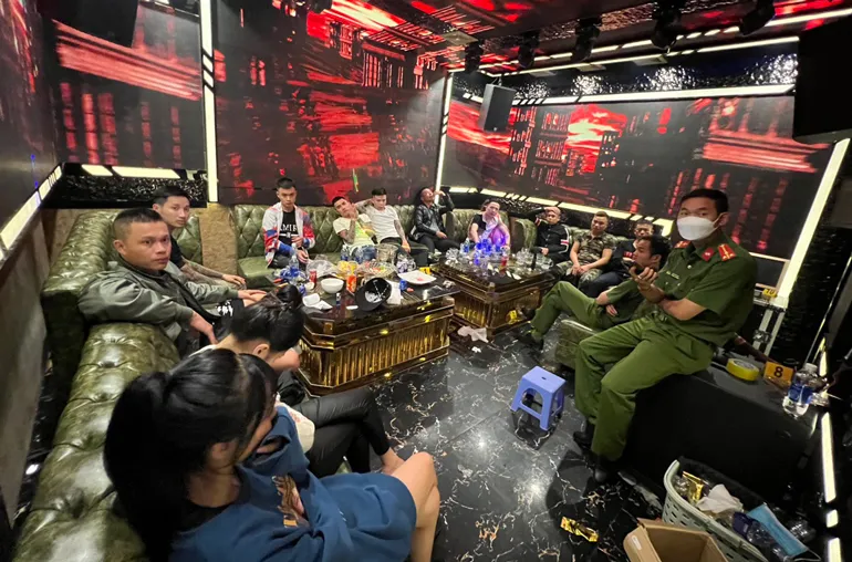 Tạm giữ 16 đối tượng vào quán karaoke tổ chức tiệc ma túy