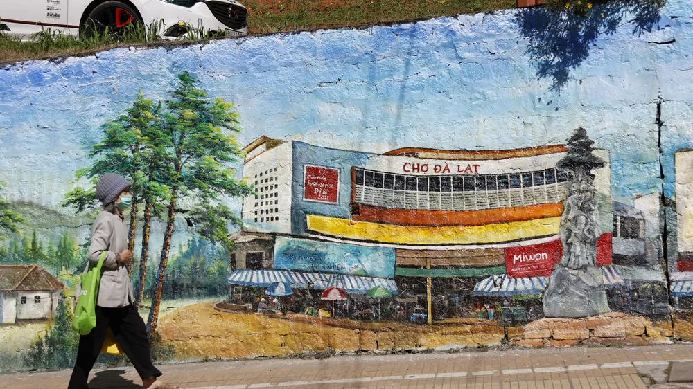 Loạt tranh trên bờ taluy tô điểm Đà Lạt