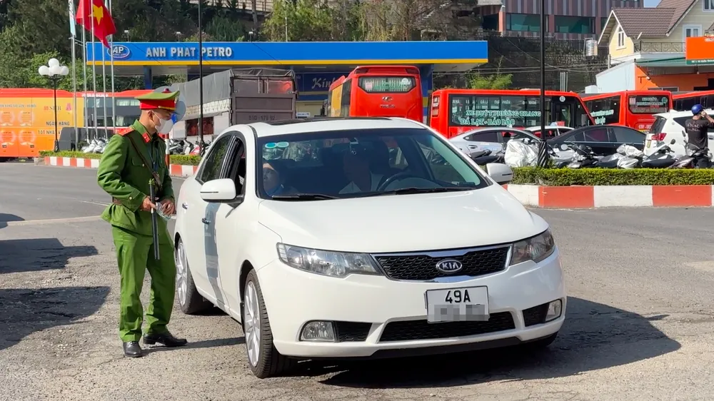 Công an khám xét các trung tâm đăng kiểm ở Lâm Đồng