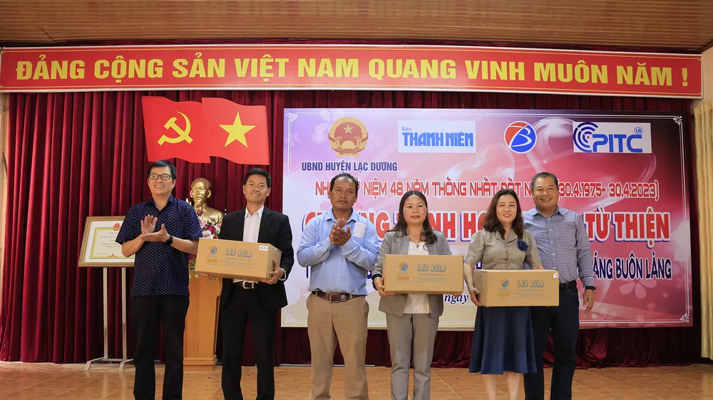 Trao 600 bóng đèn đến vùng đồng bào dân tộc thiểu số huyện Lạc Dương