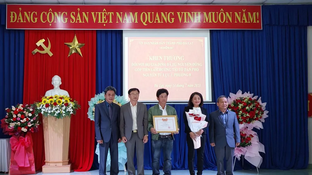 Một hộ dân tự nguyện chi 300 triệu đồng làm đường bê tông cho khu phố