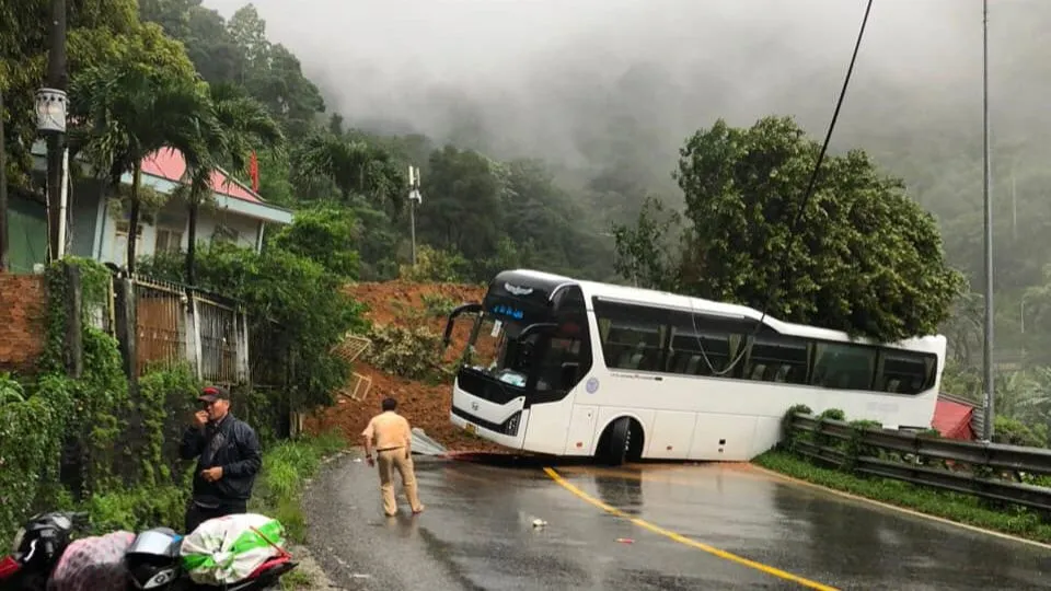 Sạt lở đèo Bảo Lộc vùi lấp người trong trạm CSGT, phân luồng phương tiện đi hướng khác