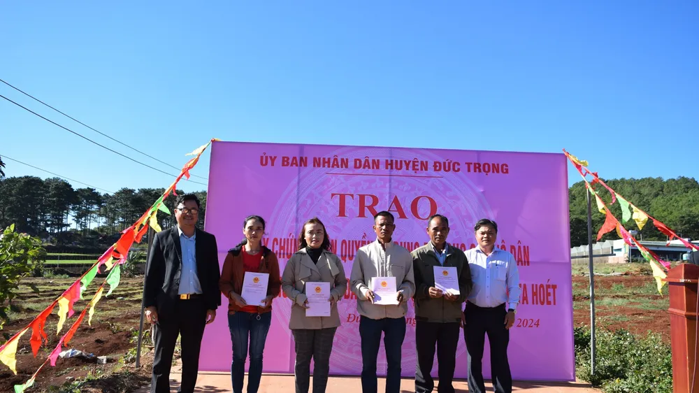 Lâm Đồng: Trao sổ đỏ tái định canh cho hộ dân bị thu hồi đất tại dự án hồ Ta Hoét