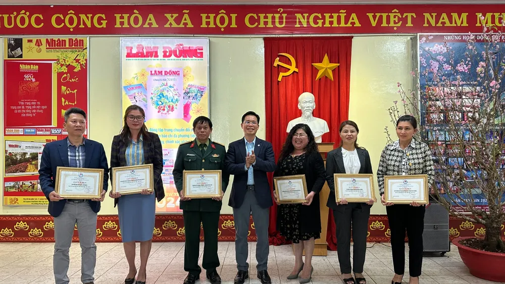 Ấn phẩm báo xuân tại Lâm Đồng đưa phục vụ chiến sĩ Trường Sa