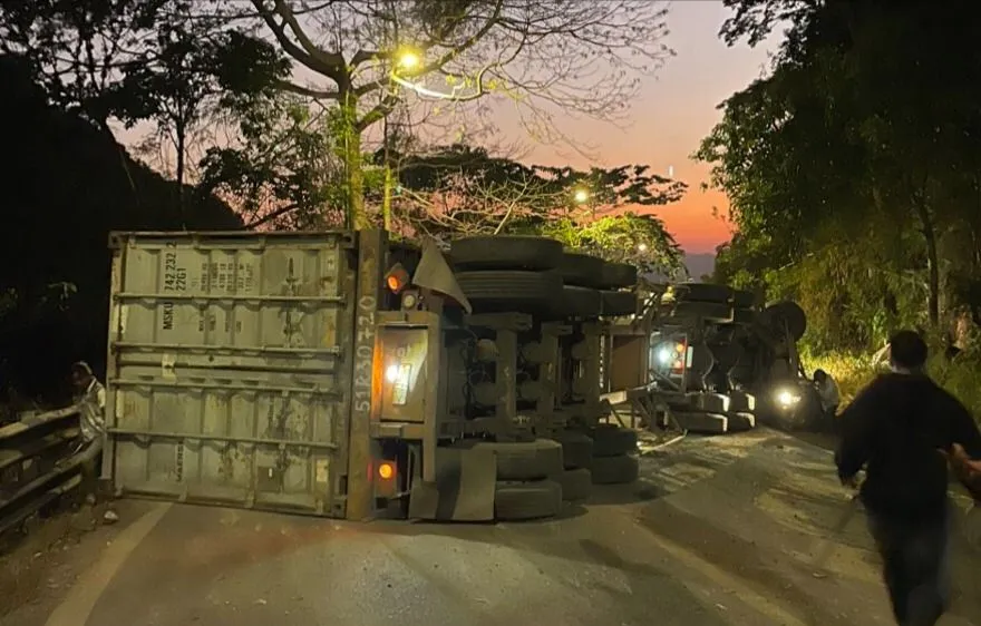 Xe container lật chắn ngang đèo Bảo Lộc
