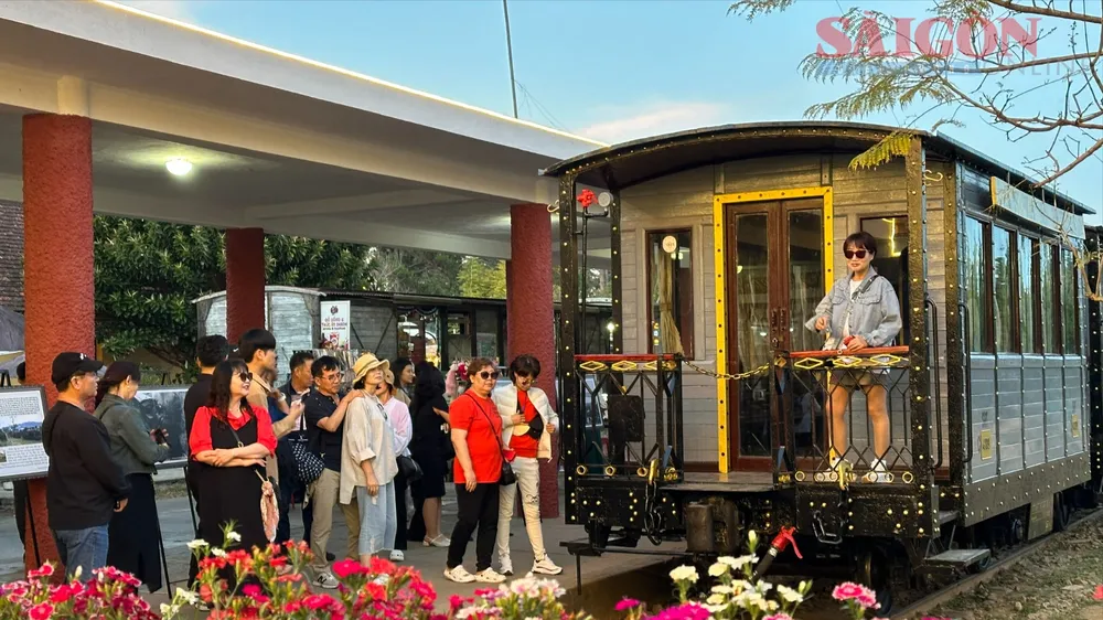 Tàu lửa cổ Đà Lạt chính thức chạy đêm phục vụ khách