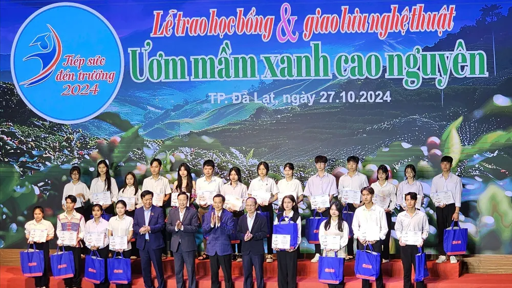 Trao 90 suất học bổng “Tiếp sức đến trường” cho tân sinh viên khó khăn các tỉnh Tây Nguyên