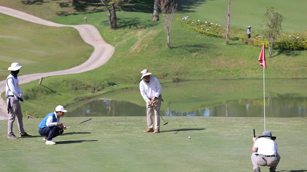 Các vận động viên thi đấu trên sân golf Đồi Cù, đây được coi là nơi du nhập bộ môn golf vào Việt Nam từ những năm 1920