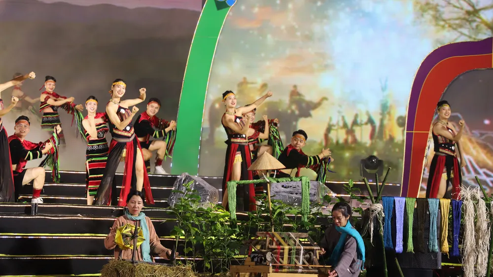 Tái hiện ngành trà, tơ lụa Bảo Lộc trên sân khấu "hương trà sắc tơ"