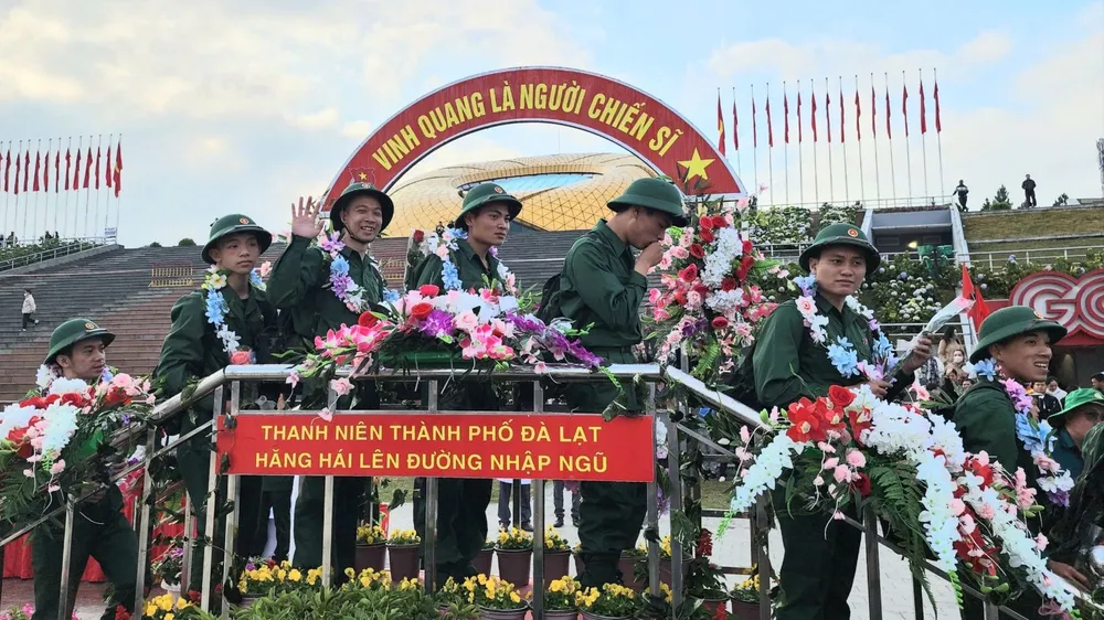 Thanh niên TP Đà Lạt hăng hái lên đường nhập ngũ sáng 13-2