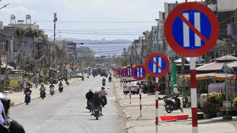Vụ biển báo cấm đậu xe cắm “xếp lớp” trên quốc lộ 27: Địa phương cho rằng đúng quy định