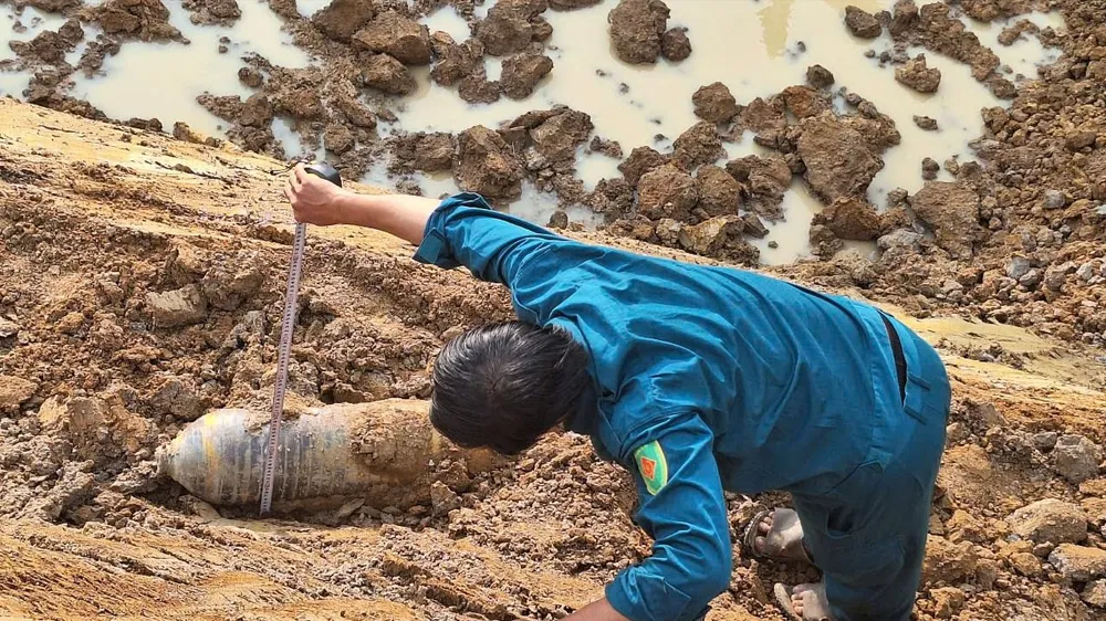 Phát hiện vật thể nghi bom dài gần 1 mét khi đào ao