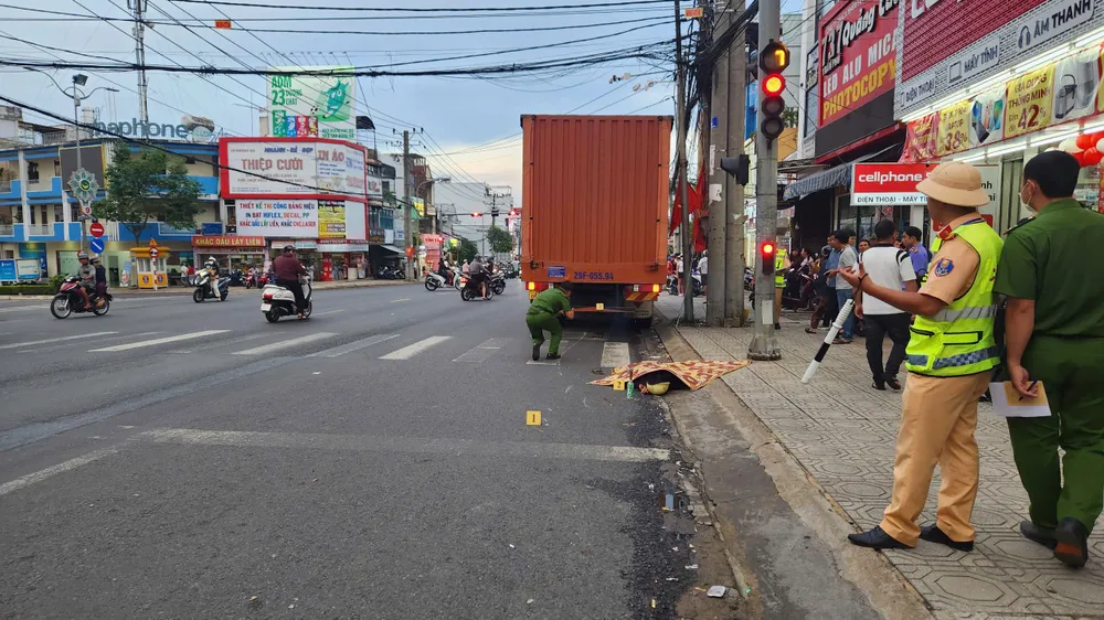 Dừng chờ đèn đỏ, người đàn ông bị xe tải từ phía sau cán qua người tử vong