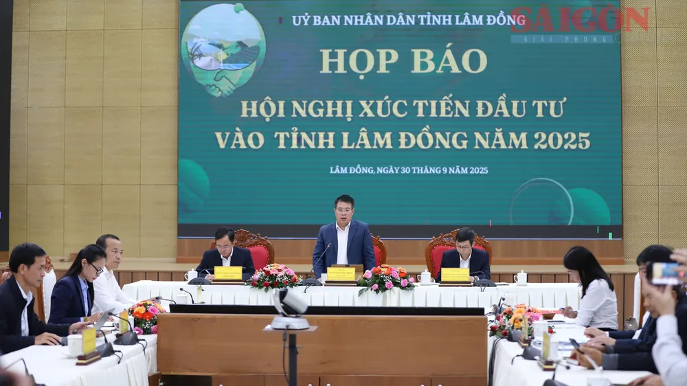 Ông Nguyễn Ngọc Phúc, Phó Chủ tịch UBND tỉnh Lâm Đồng giải đáp một số thông tin liên quan đến hội nghị xúc tiến đầu tư vào Lâm Đồng. Ảnh: ĐOÀN KIÊN