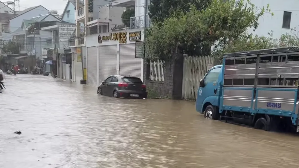 Mưa lớn gây ngập phố núi Bảo Lộc, Lâm Đồng