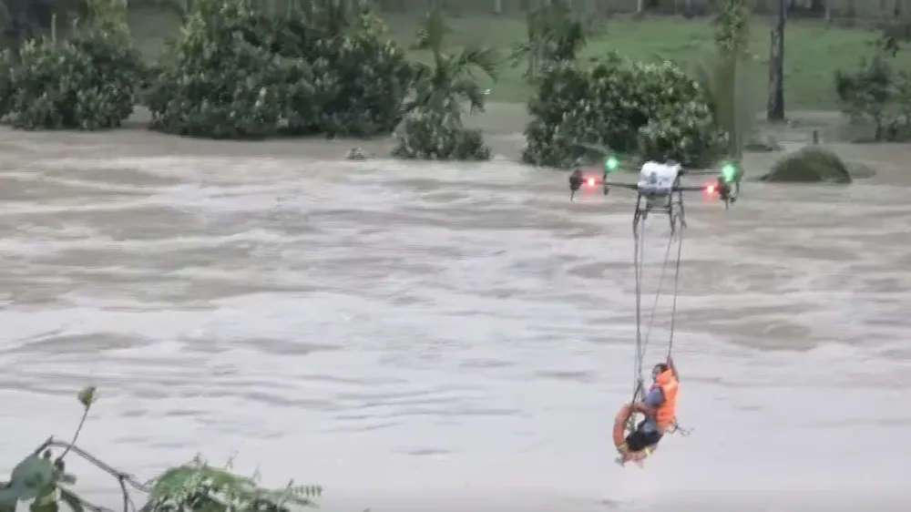 Dùng máy bay không người lái cứu người đàn ông bị lũ cô lập giữa sông