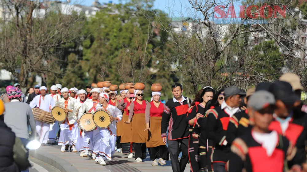 Sôi động màn trình diễn cồng chiêng giữa trung tâm Đà Lạt