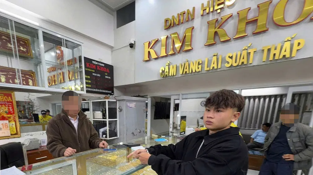 Cơ quan công an thực nghiệm lại hiện trường vụ cướp giật tiệm vàng