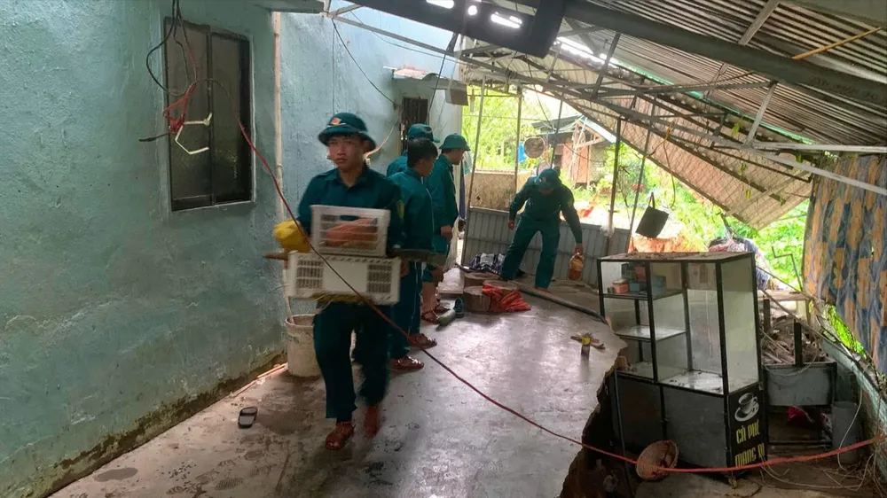 Lâm Đồng: Lực lượng chức năng hỗ trợ di dời nhà dân bị sụt lún sau mưa lớn
