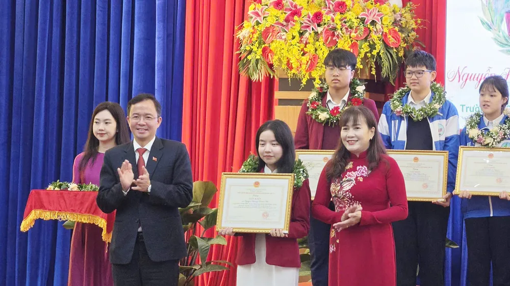 Bí thư Đảng ủy phường Xuân Hương – Đà Lạt Nguyễn Văn Lộc và Phó Trưởng Ban Tuyên giáo và Dân vận Tỉnh ủy Lâm Đồng Phạm Thị Hồng Hải trao thưởng cho các học sinh
