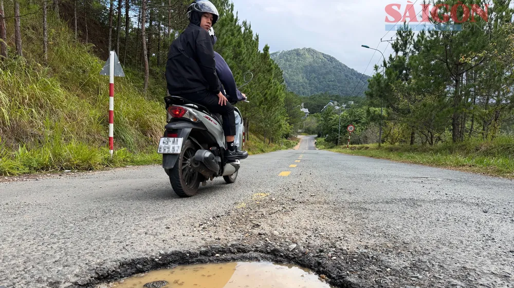 Mặt đường KDL quốc gia hồ Tuyền Lâm hư hỏng, đọng nước sau mỗi cơn mưa