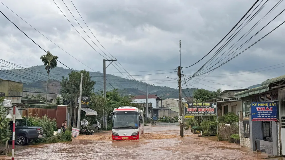 Lâm Đồng: Quốc lộ 55 thành “sông” sau mưa lớn