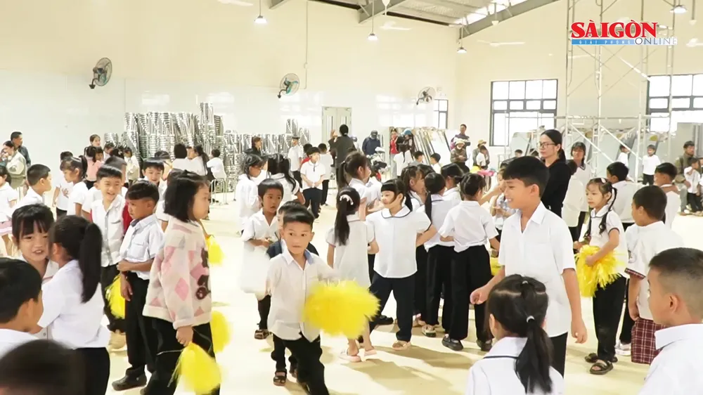 Các em học sinh Trường Phổ thông nội trú liên cấp Tiểu học và THCS xã Thuận An tập luyện văn nghệ trước ngày khai giảng