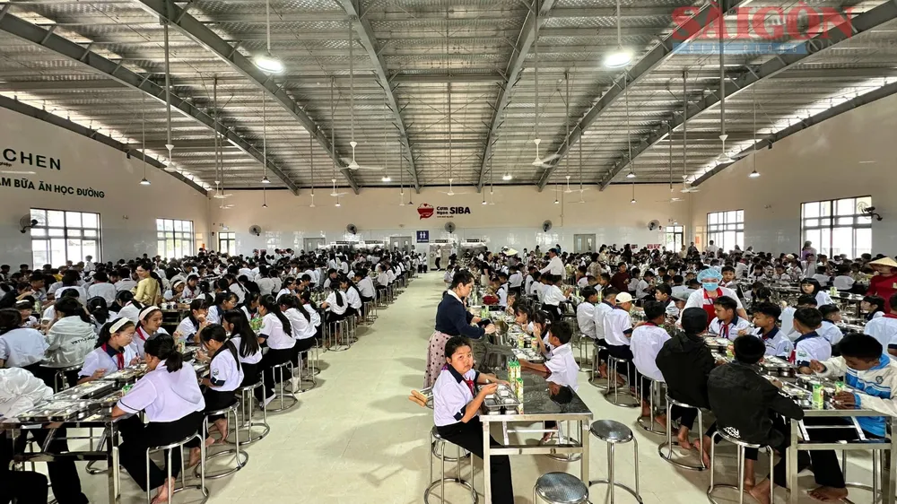 Lâm Đồng: Hơn 860 học sinh trường nội trú dùng bữa ăn đầu tiên