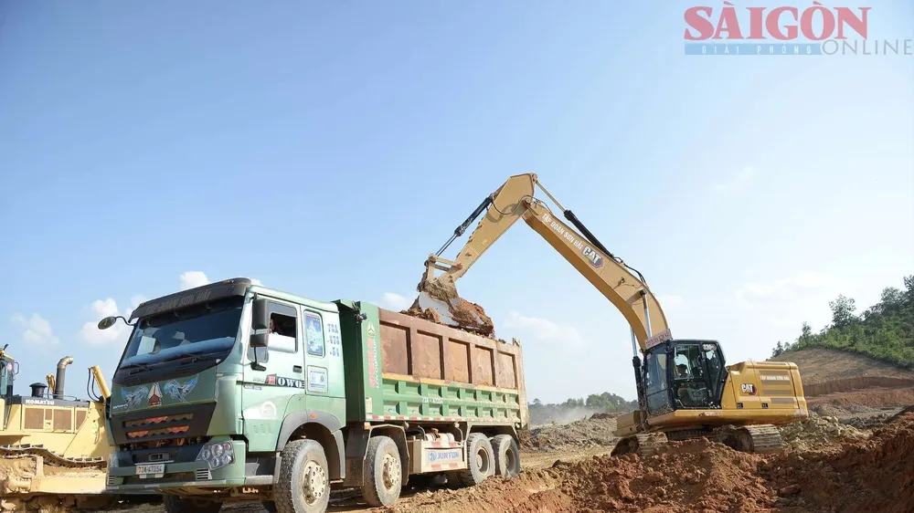Thi công dự án đường cao tốc Tân Phú - Bảo Lộc đoạn qua xã Đạ Huoai, tỉnh Lâm Đồng