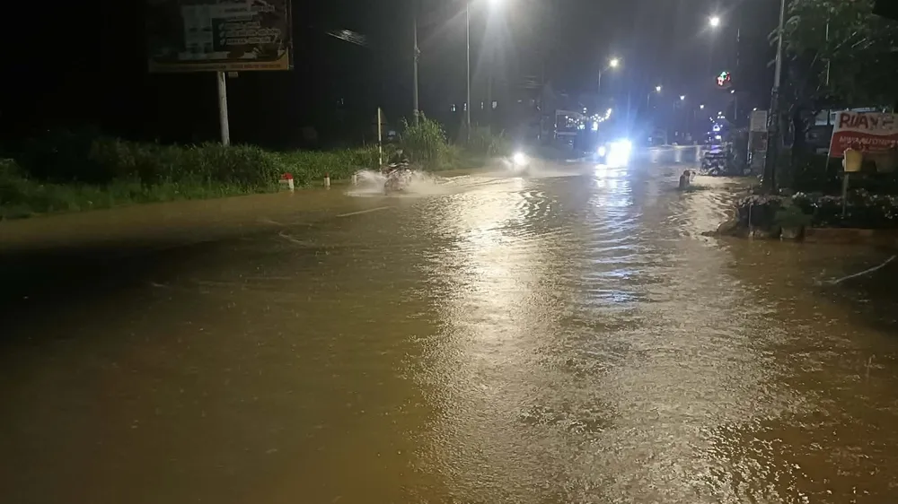 Lâm Đồng: Mưa lớn lại gây ngập quốc lộ 20