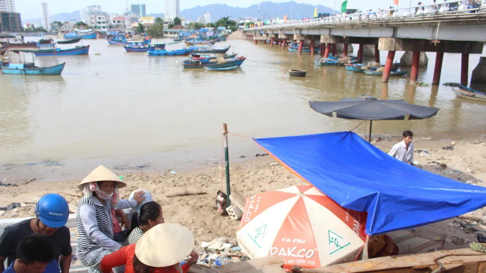 Phát hiện thi thể nam thanh niên trên biển Nha Trang
