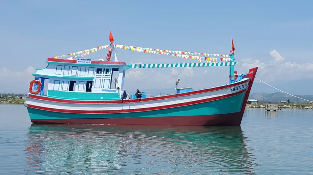 Hạ thủy tàu cá Trường Sa 05