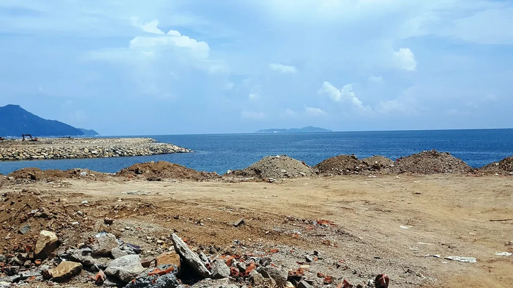 Biển Bãi Tiên Nha Trang biến dạng do đổ đất đá