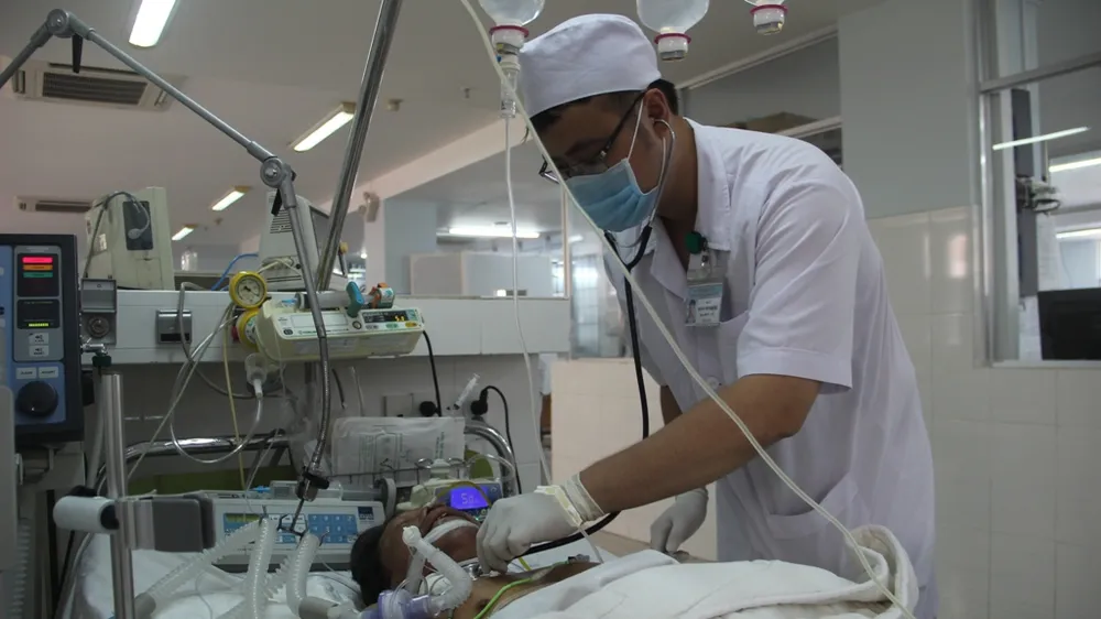 Cụ ông 63 tuổi bị ong đốt liệt não